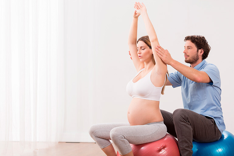 couple in birth preparation classes