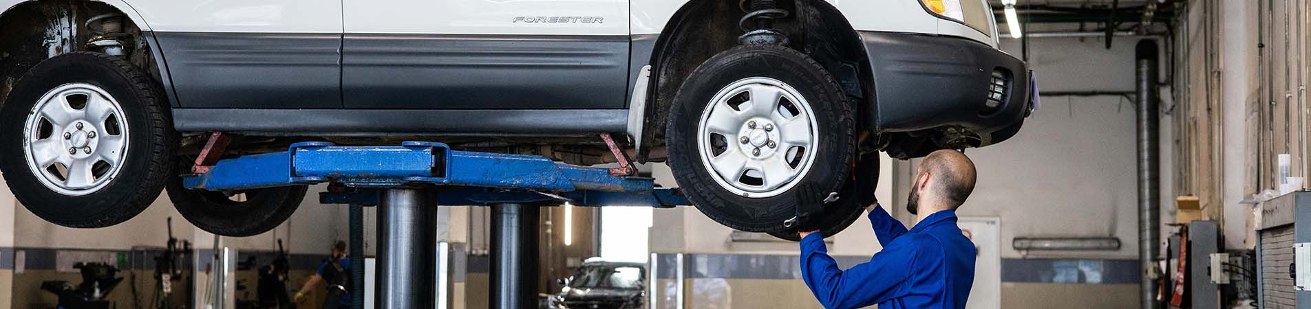 worker providing garage services 